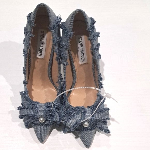 Steve Madden Barb Frayed Denim Point Toe Bow Pump - Picture 2 of 5